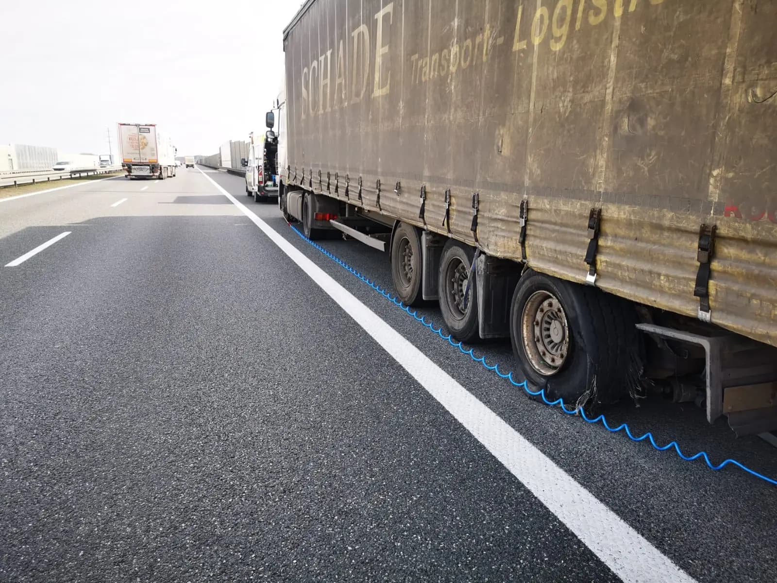 Awaryjna naprawa opony TIR na A4