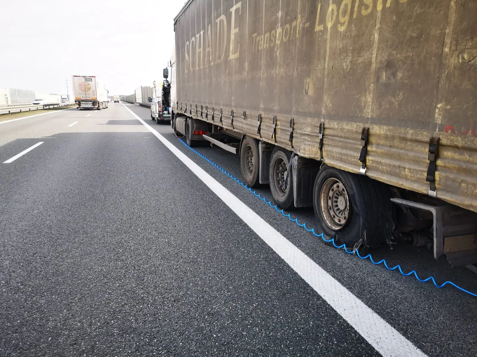 Naprawa opony TIR na poboczu Kraków